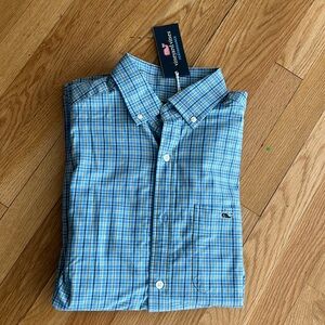 NWT. Vineyard Vines mens small performance buttondown